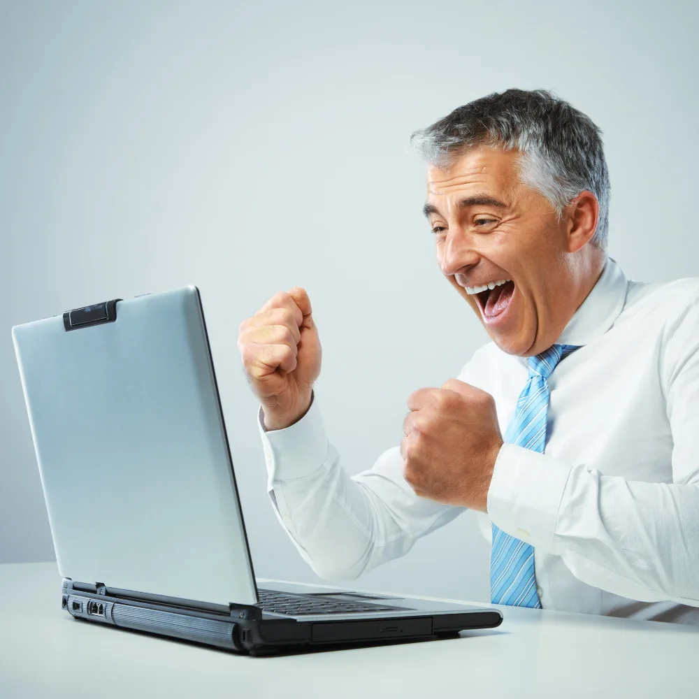 Hombre feliz frente al computador